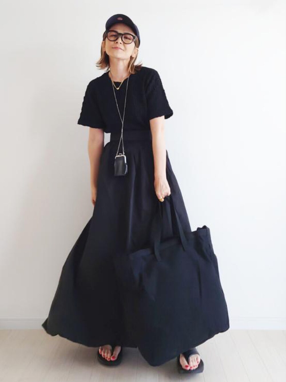 ブラック系のショルダーバッグを着用したレディースの春コーディネートの3枚目の写真