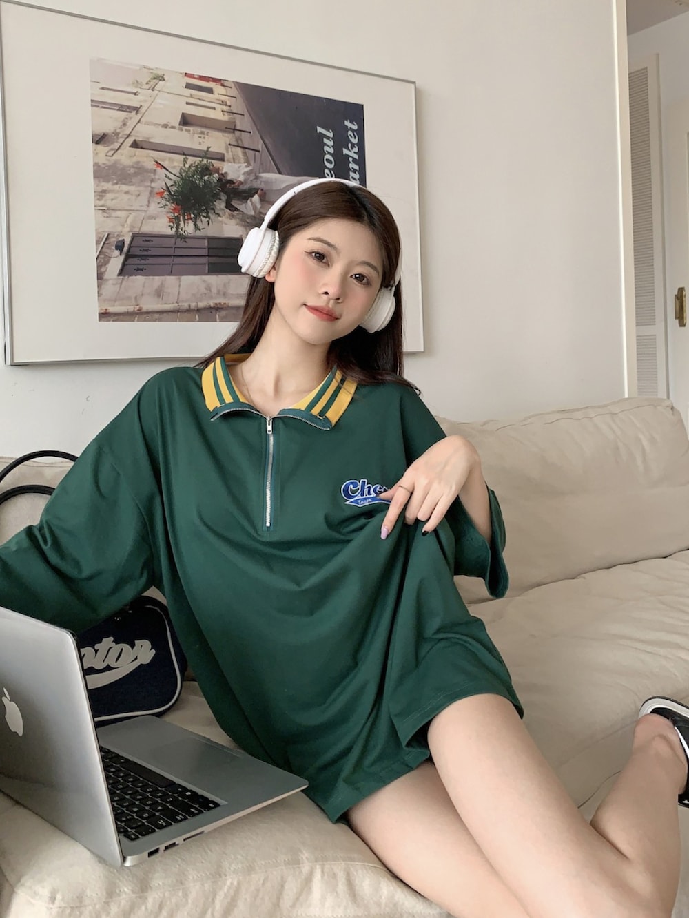 グリーン系のジャージを着用したレディースの春コーディネートの2枚目の写真