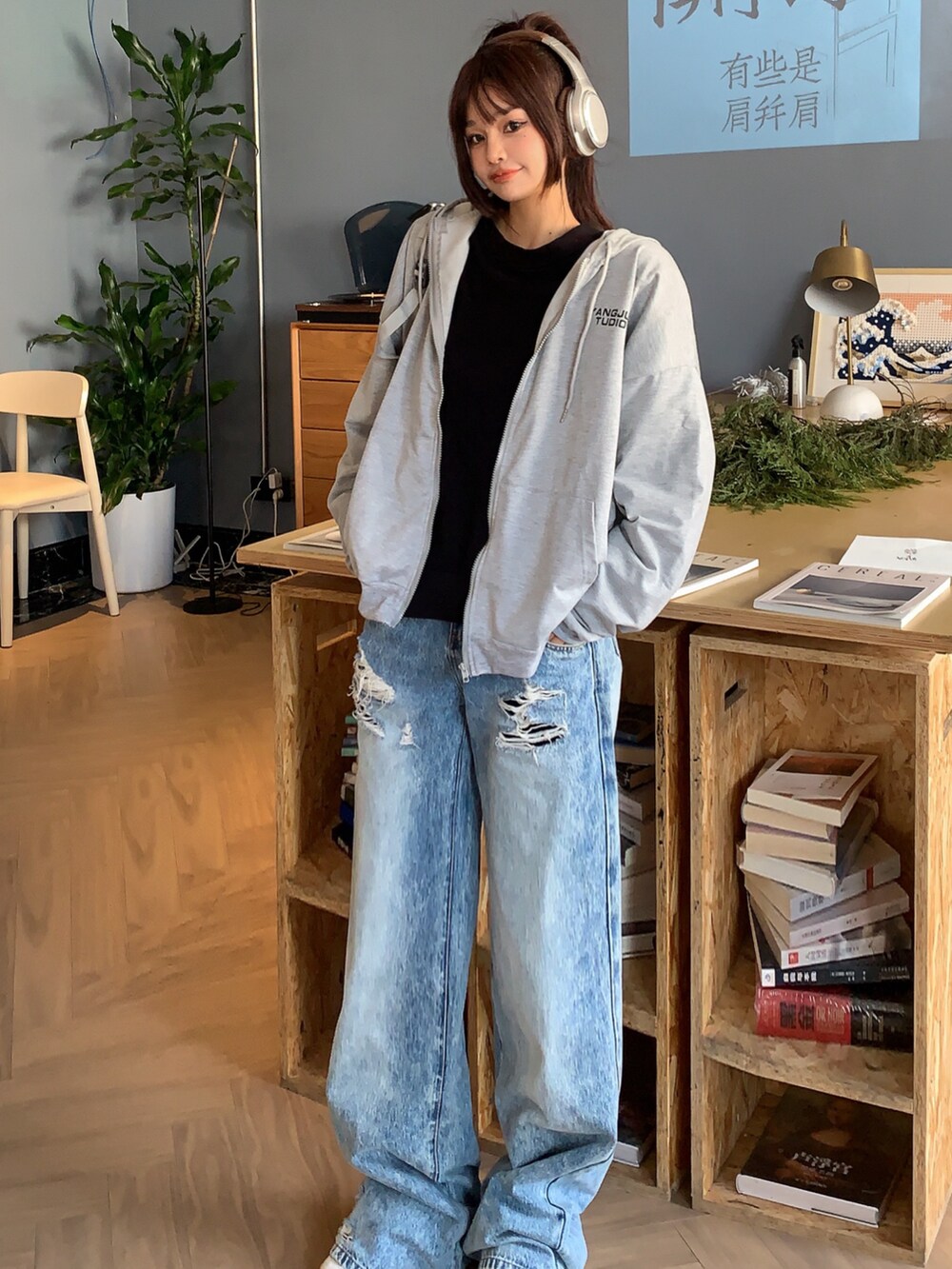 グレー系のパーカーを着用したレディースの冬コーディネートの2枚目の写真