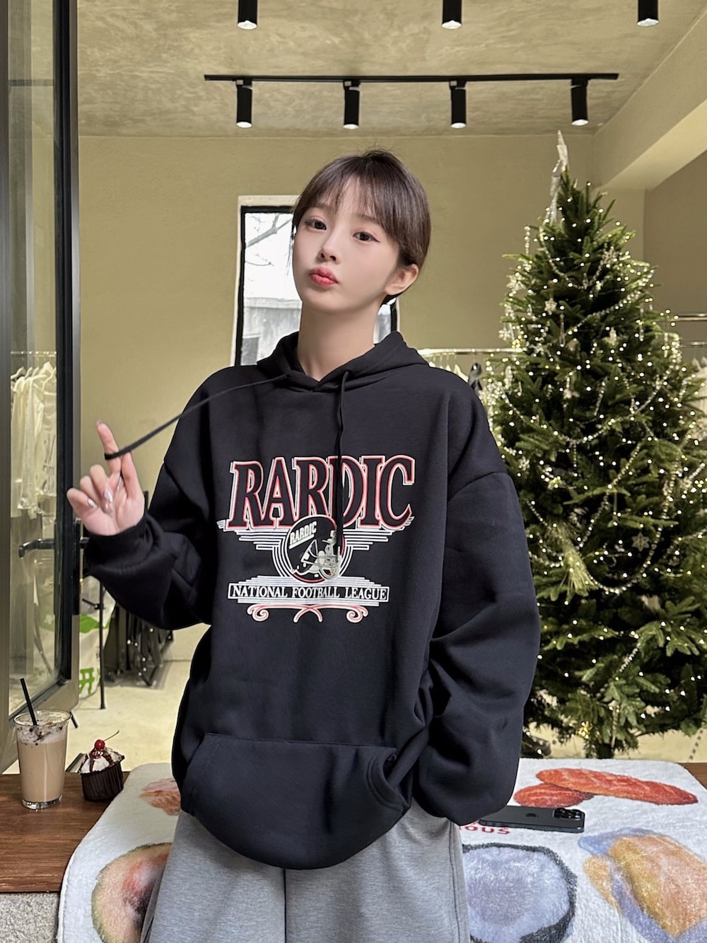 ブラック系のパーカーを着用したレディースの冬コーディネートの3枚目の写真