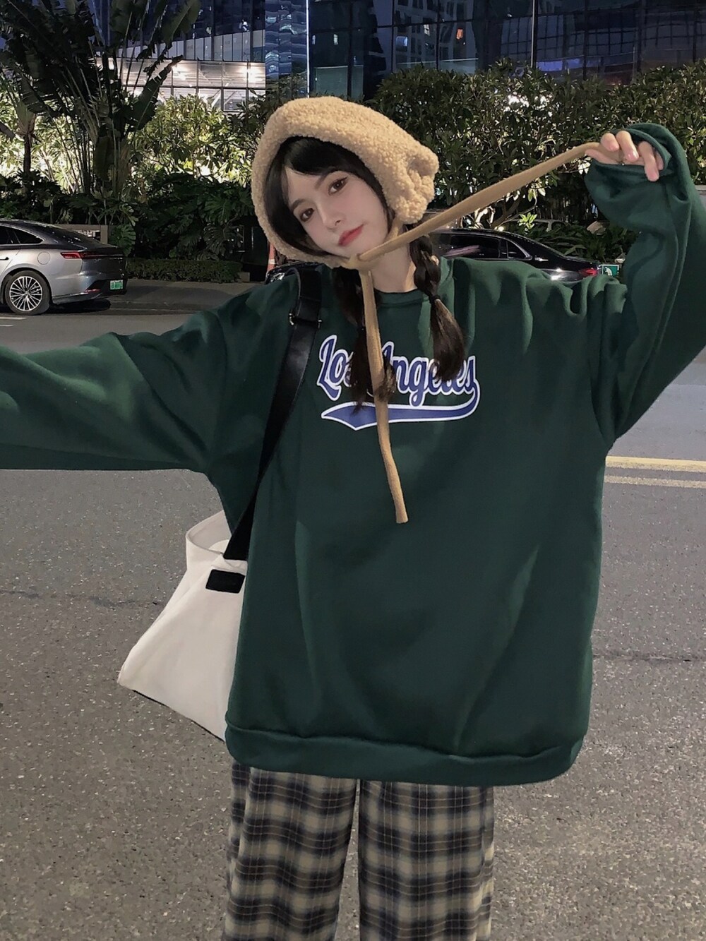 グリーン系のスウェットを着用したメンズの冬コーディネートの2枚目の写真