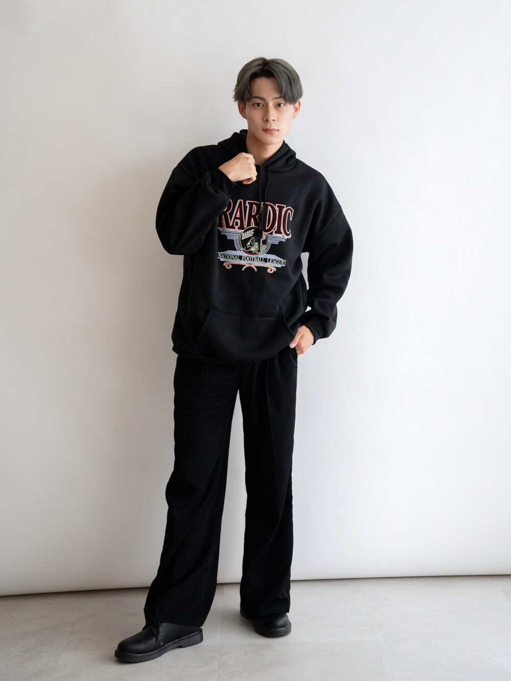 ブルー系のパーカー、ブラック系のボディバッグ/ウエストポーチを着用したレディースの秋コーディネートの4枚目の写真