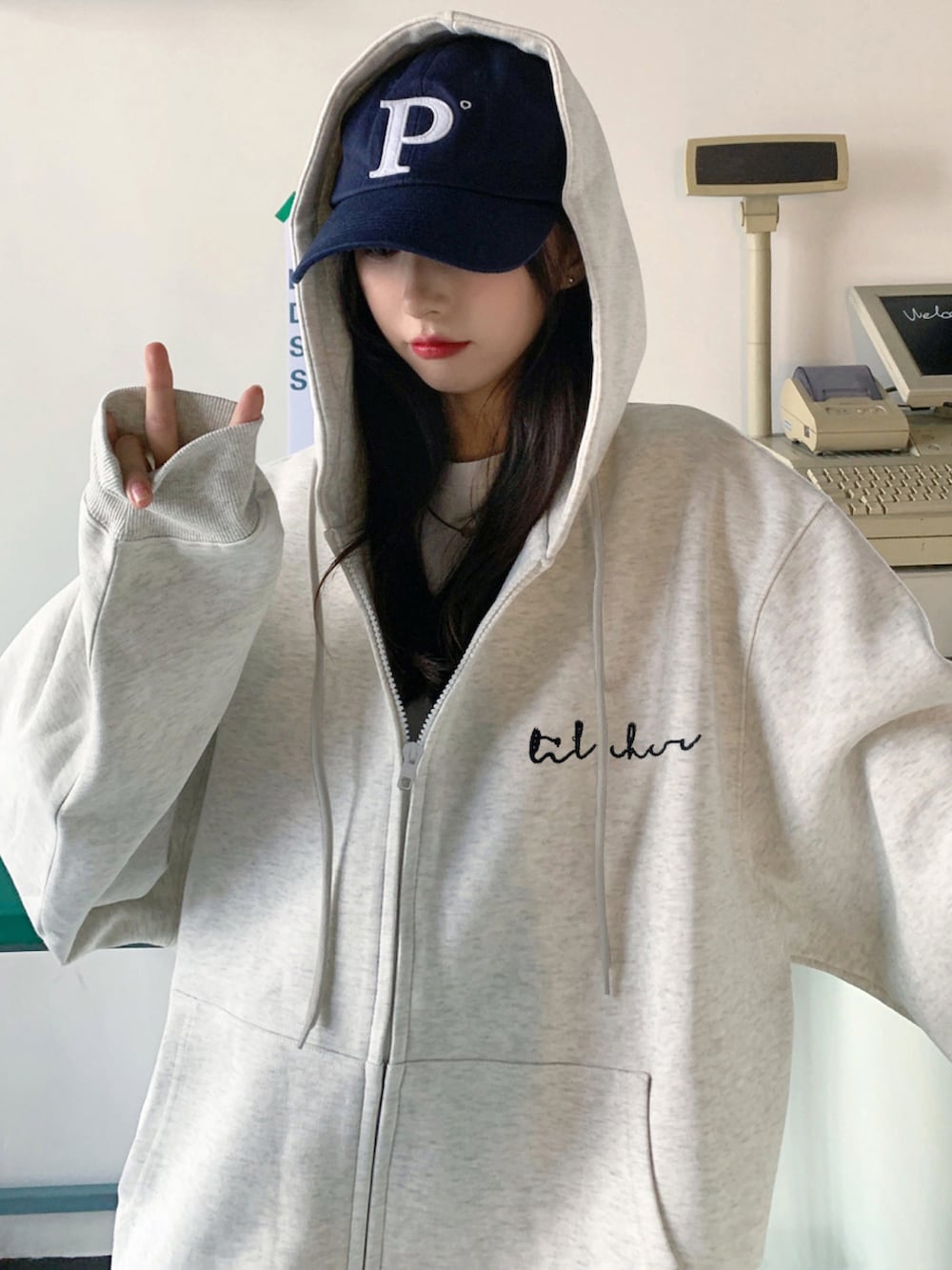 ベージュ系のパーカーを着用したレディースの春コーディネートの2枚目の写真