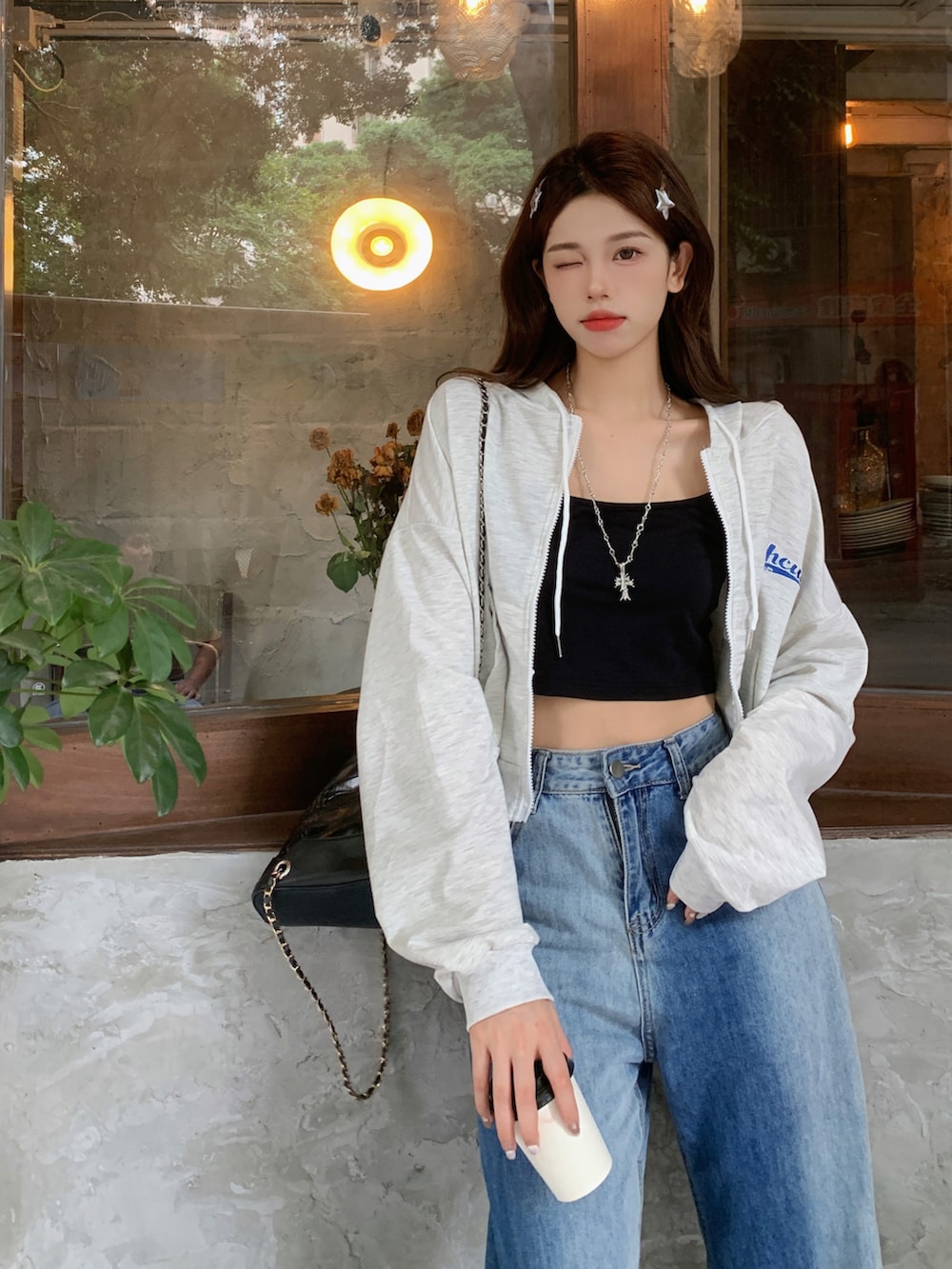 ベージュ系のパーカーを着用したレディースの春コーディネートの5枚目の写真