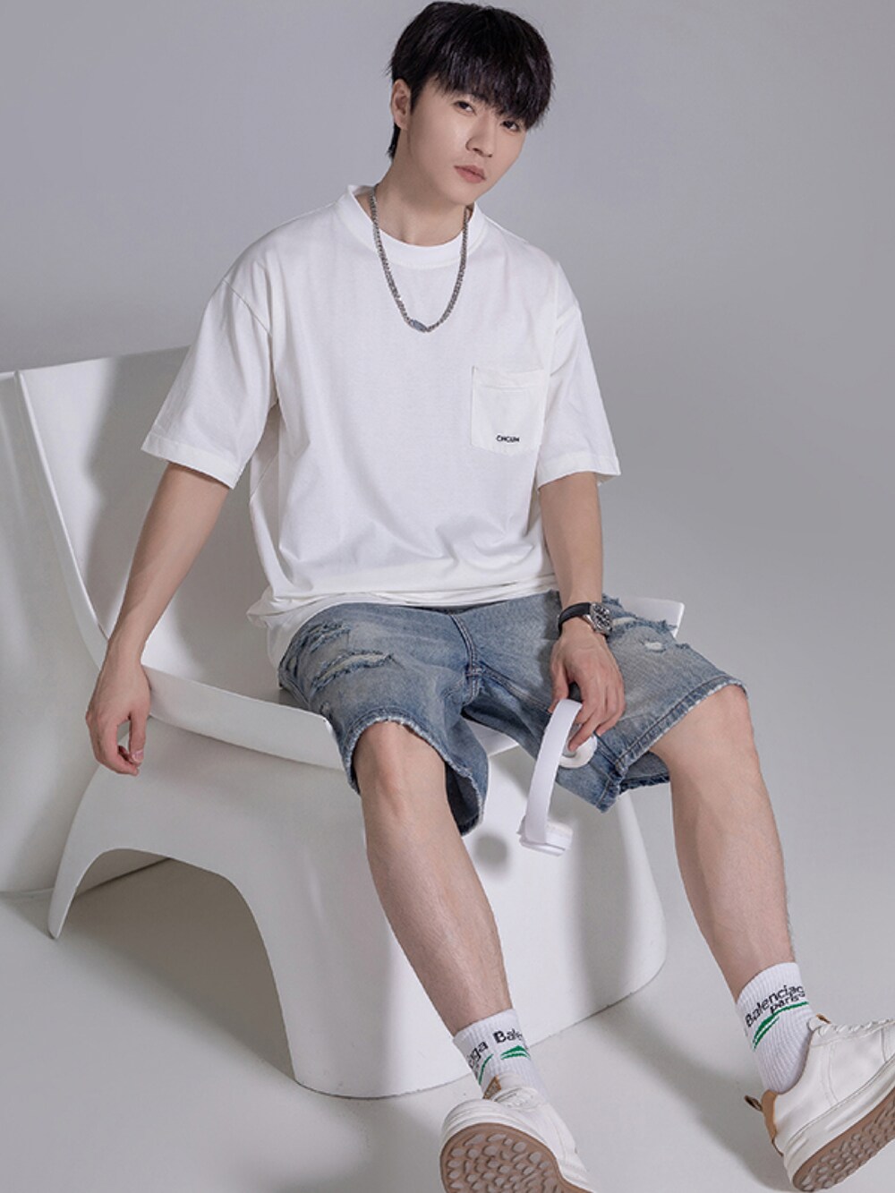 ホワイト系のTシャツ/カットソーを着用したレディースの春コーディネートの3枚目の写真