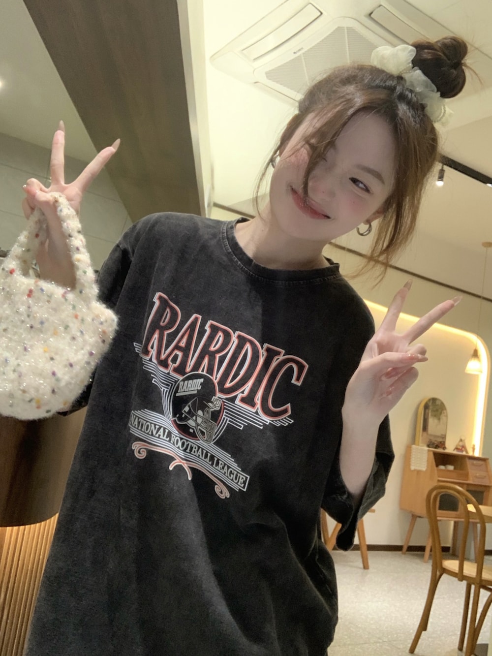 グレー系のTシャツ/カットソーを着用したレディースの春コーディネートの3枚目の写真