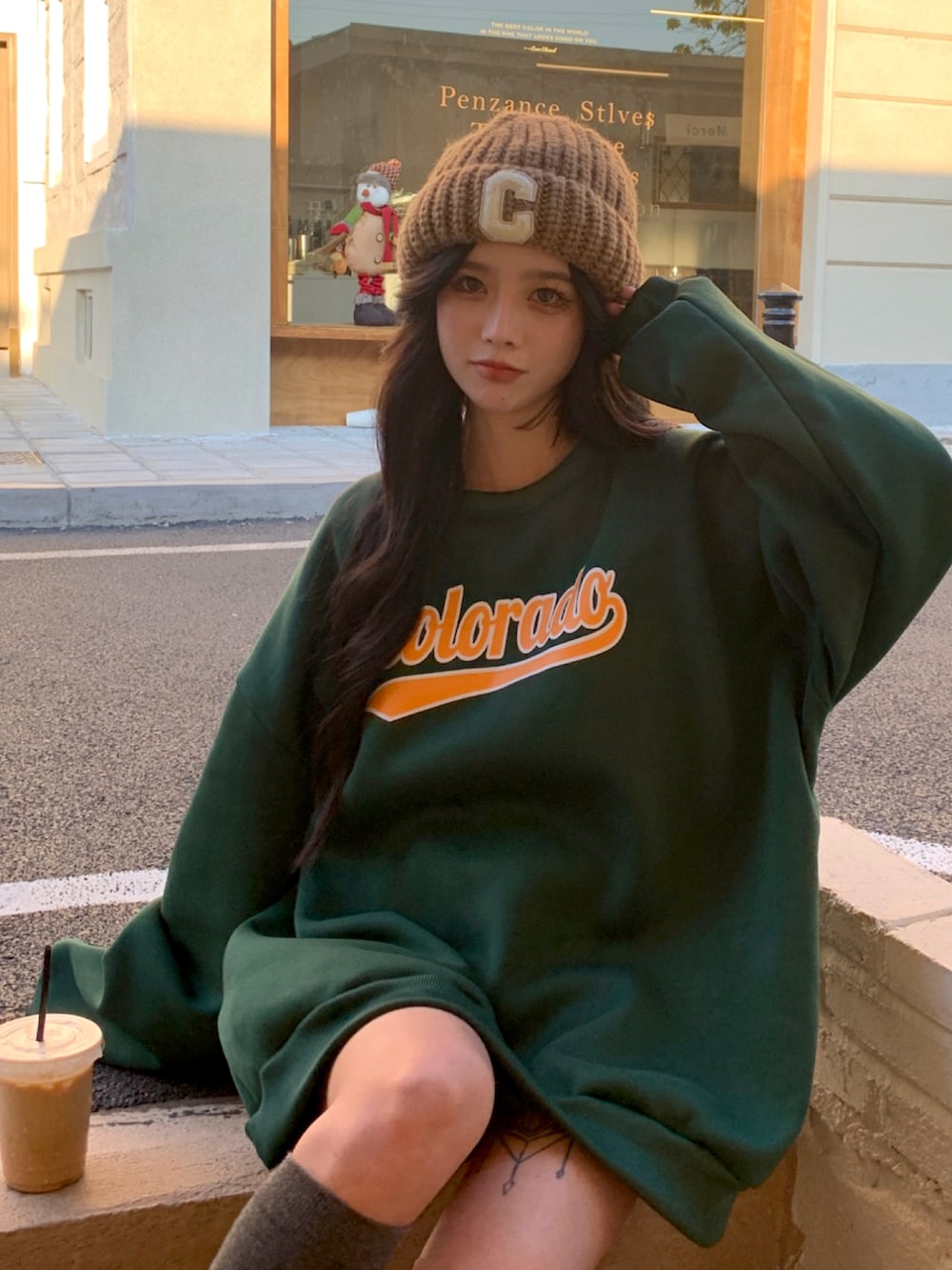 グリーン系のスウェットを着用したメンズの冬コーディネートの3枚目の写真