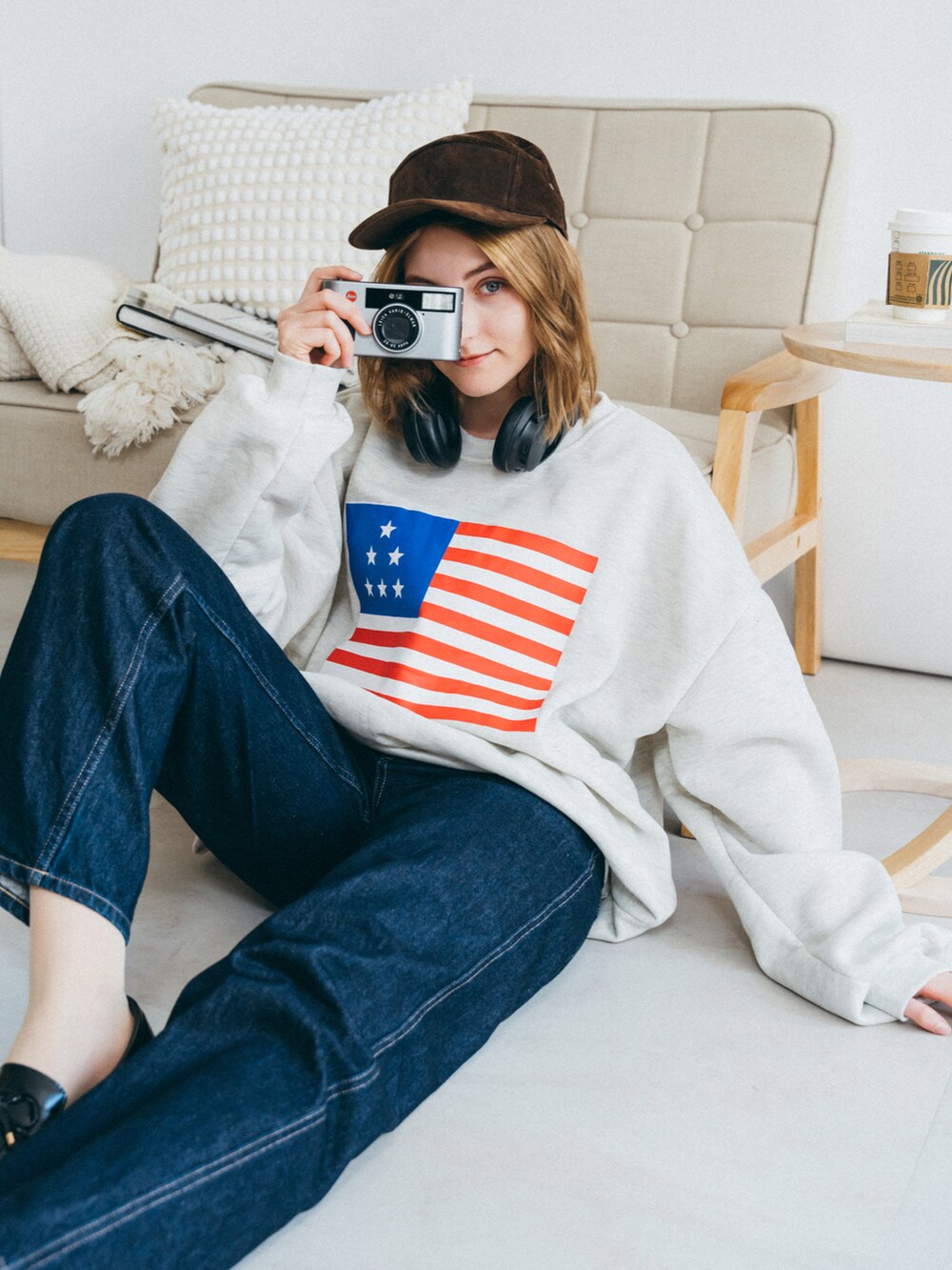 グレー系のスウェットを着用したレディースの秋コーディネートの4枚目の写真