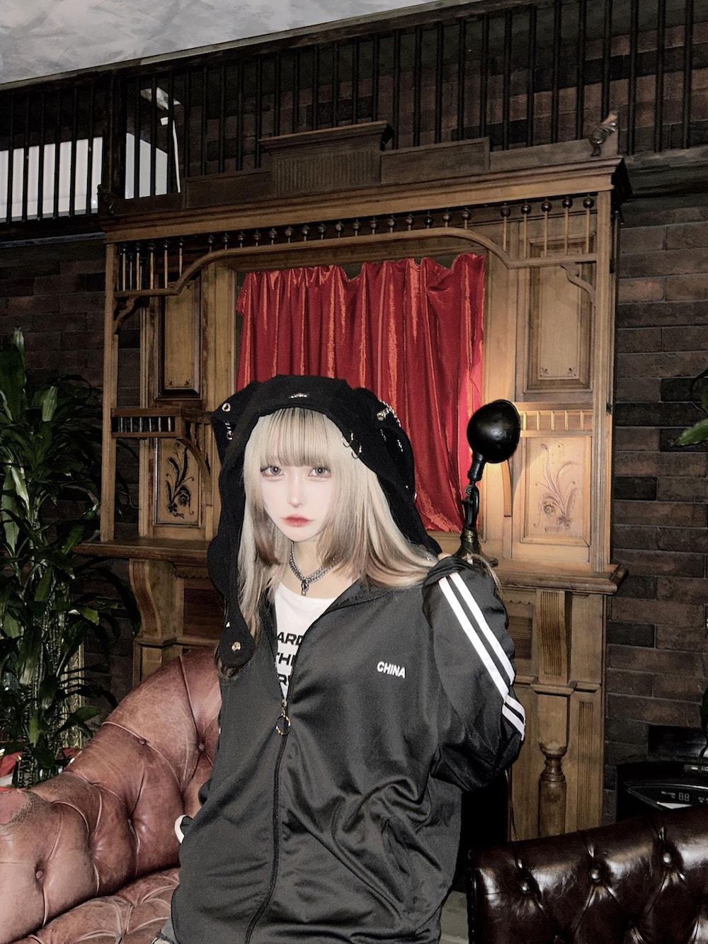 ブラック系のジャージを着用したレディースの冬コーディネートの4枚目の写真