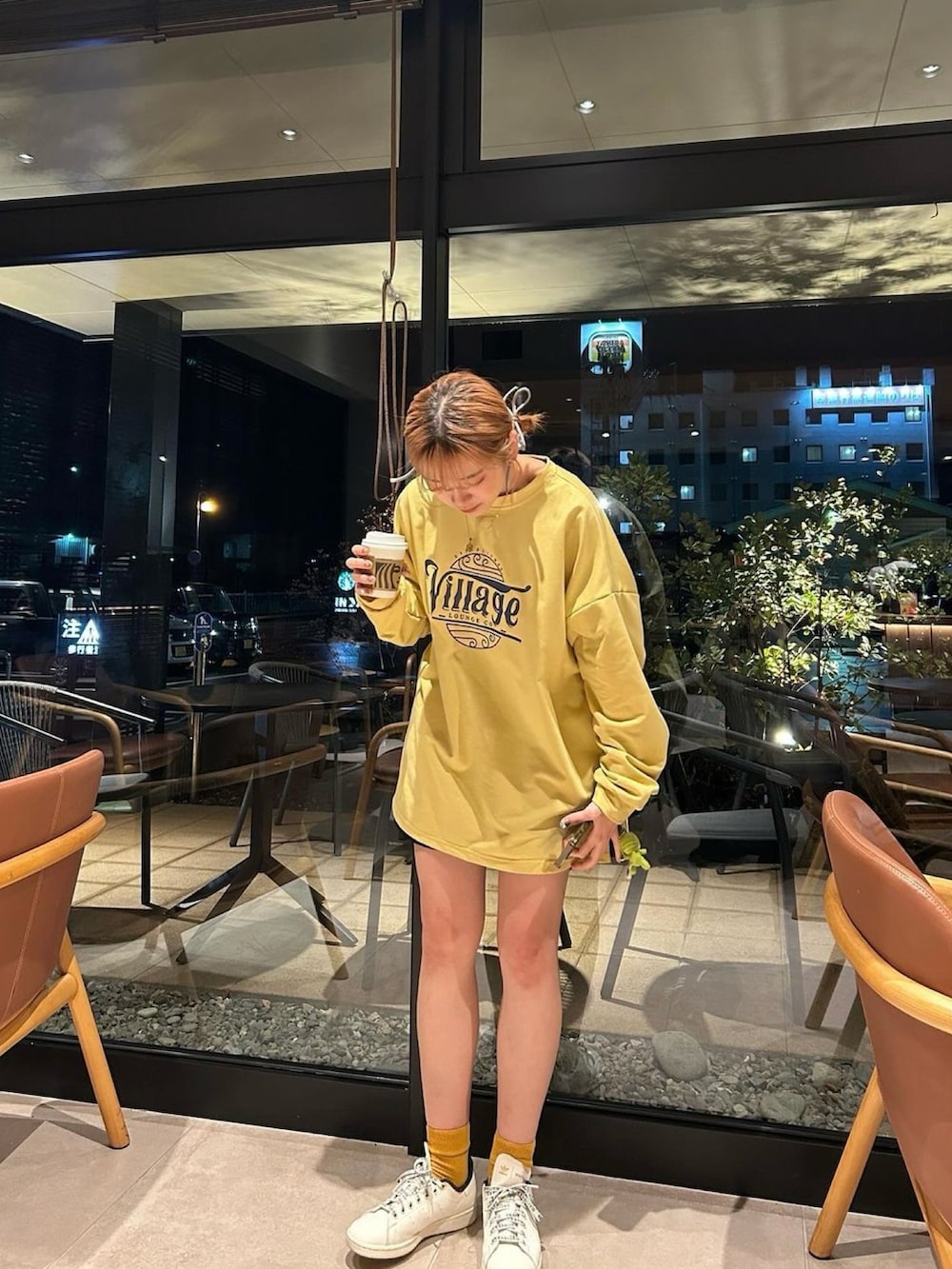 イエロー系のスウェットを着用したレディースの冬コーディネートの3枚目の写真