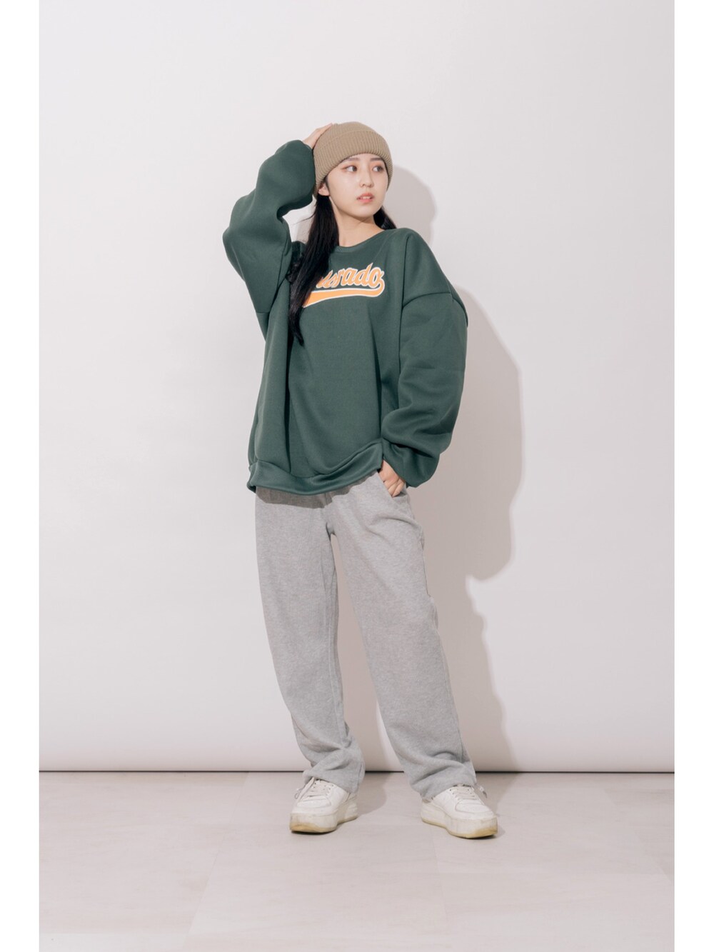 グリーン系のスウェットを着用したメンズの冬コーディネートの4枚目の写真