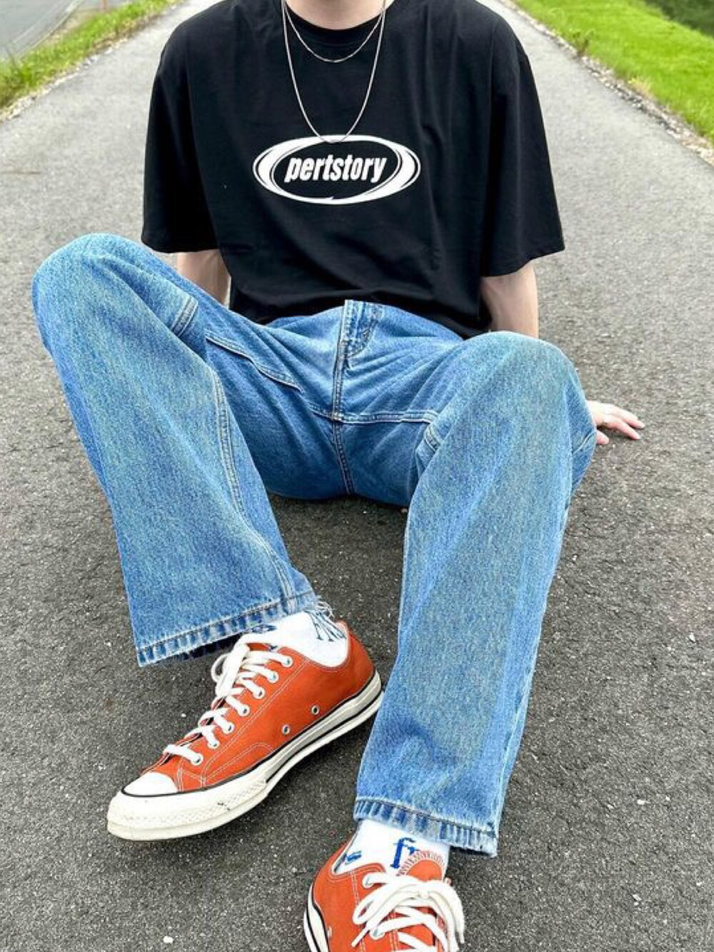 ホワイト系のTシャツ/カットソーを着用したメンズの夏コーディネートの2枚目の写真