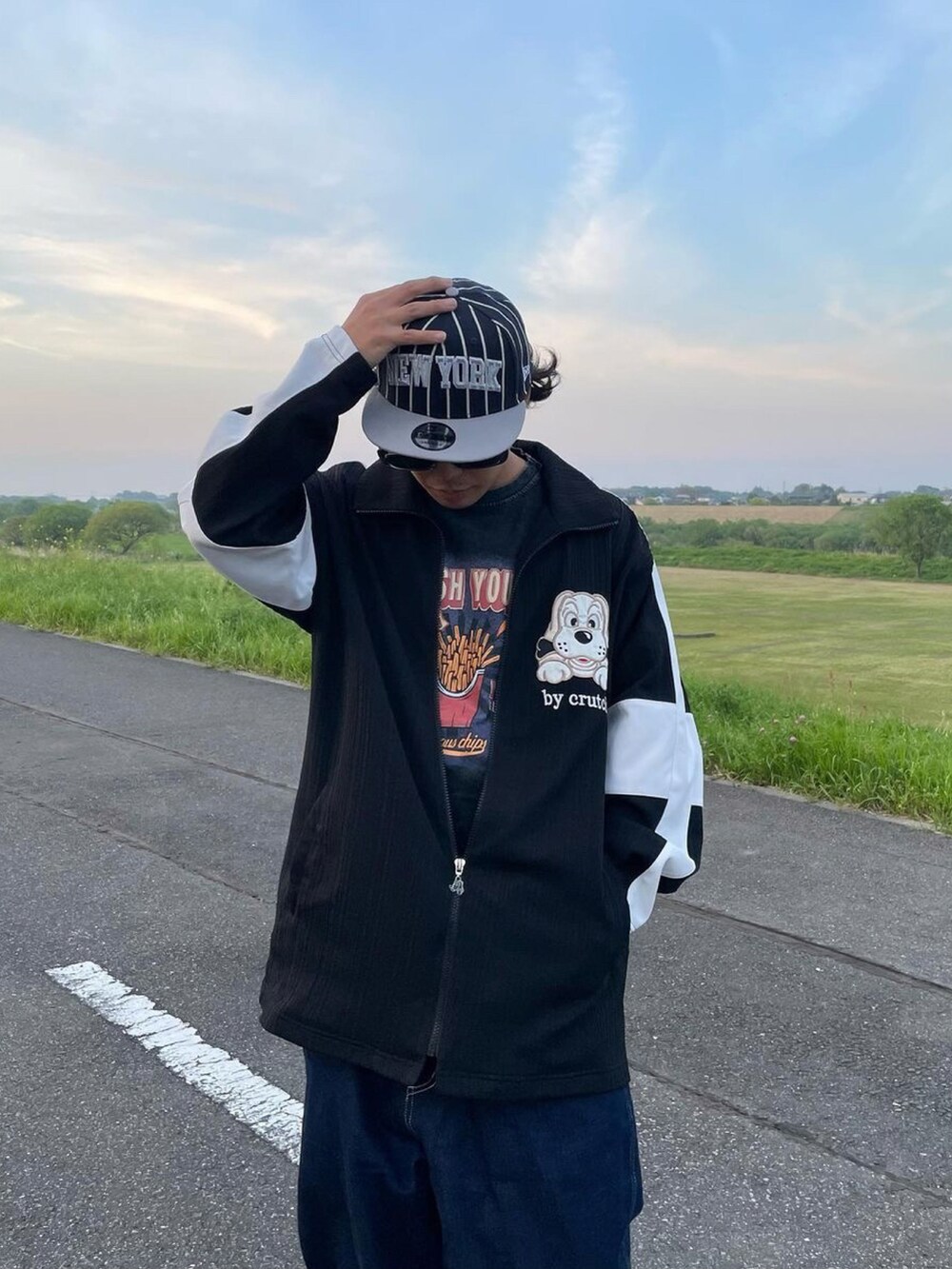 グレー系のTシャツ/カットソーを着用したレディースの春コーディネートの2枚目の写真