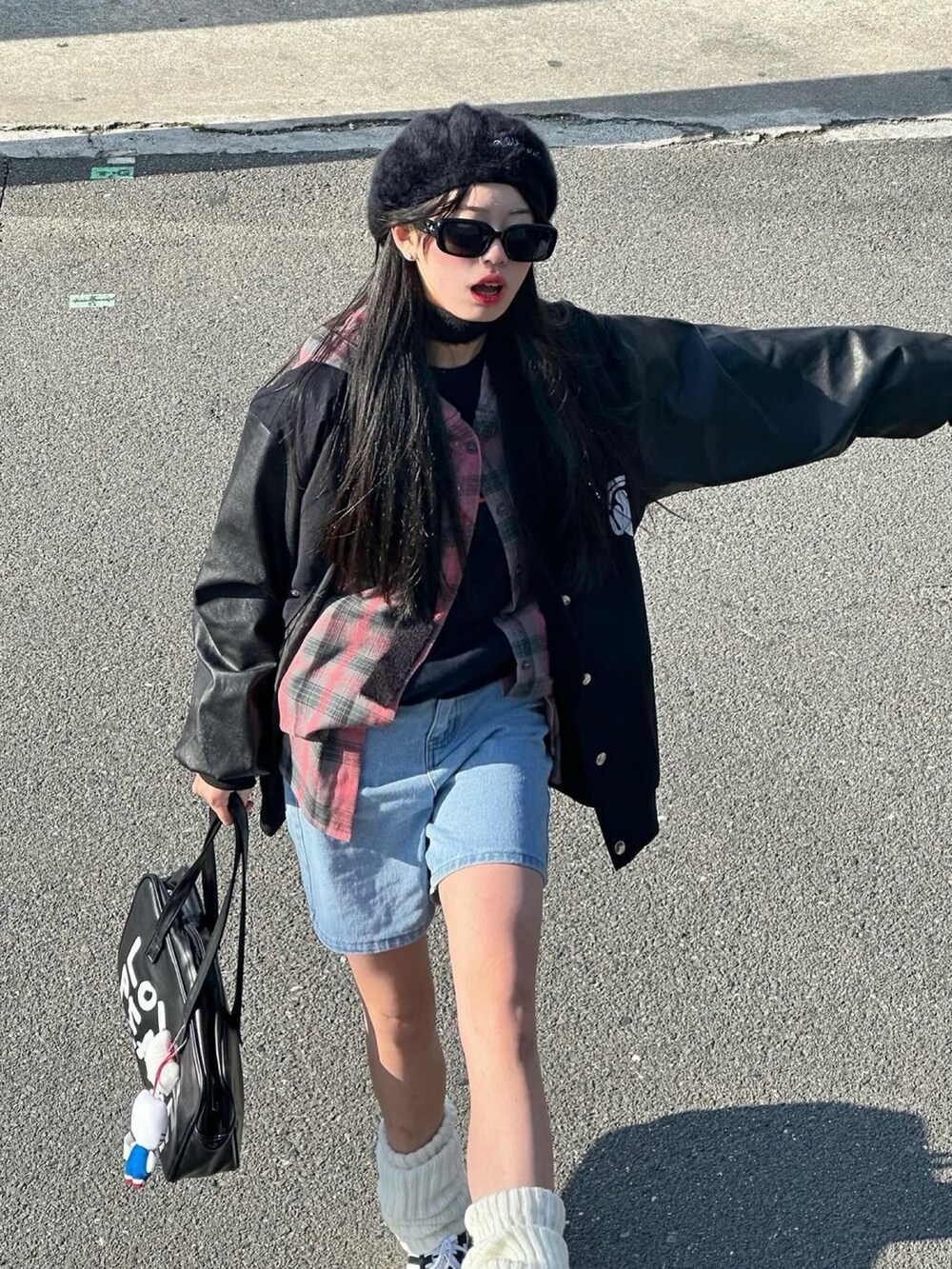 ブラック系のスタジャンを着用したレディースの春コーディネートの2枚目の写真