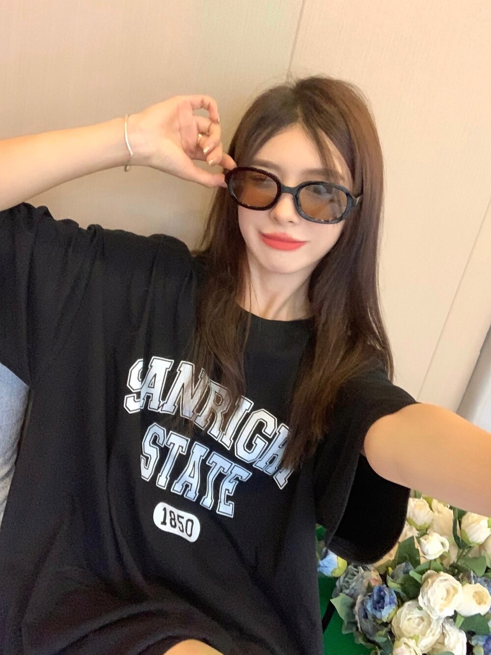 ブラック系のTシャツ/カットソーを着用したレディースの夏コーディネートの4枚目の写真