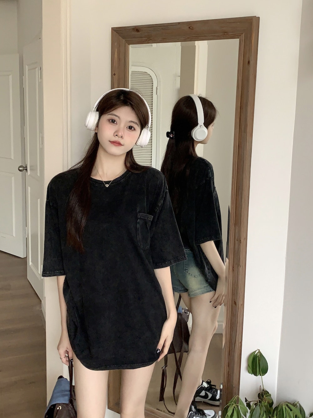 グレー系のTシャツ/カットソーを着用したレディースの春コーディネートの5枚目の写真