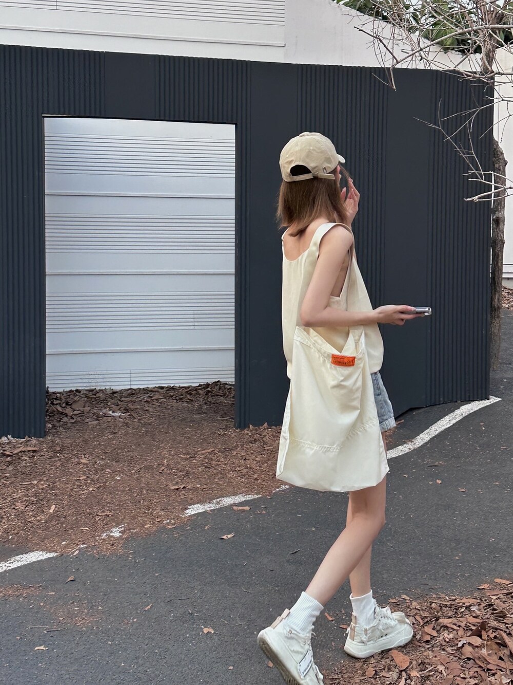 ベージュ系のショルダーバッグを着用したレディースの冬コーディネートの4枚目の写真