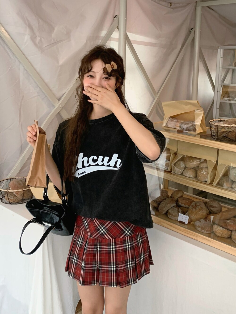 グレー系のTシャツ/カットソーを着用したレディースの春コーディネートの3枚目の写真