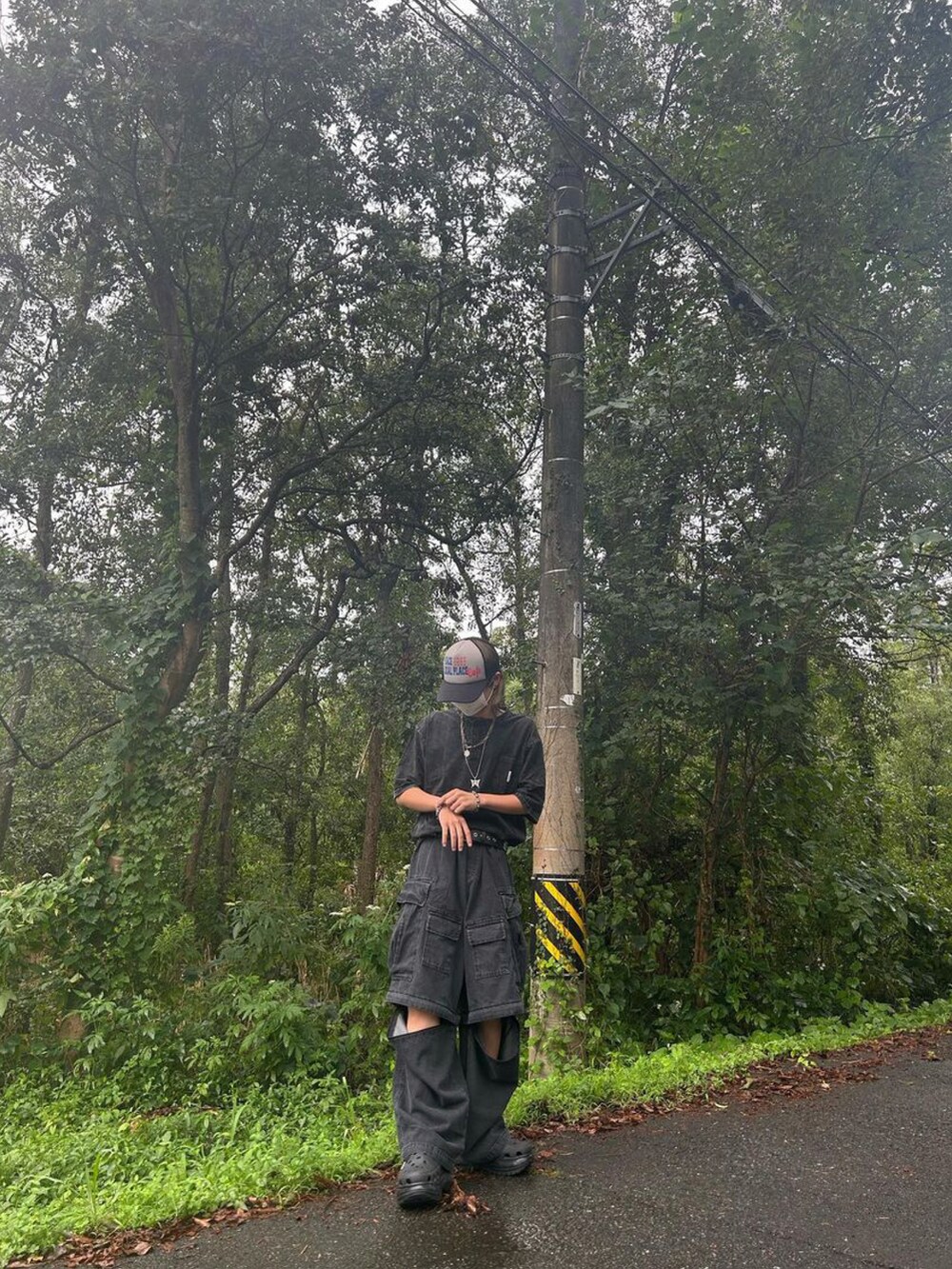 ブラック系のTシャツ/カットソーを着用したレディースの秋コーディネートの2枚目の写真