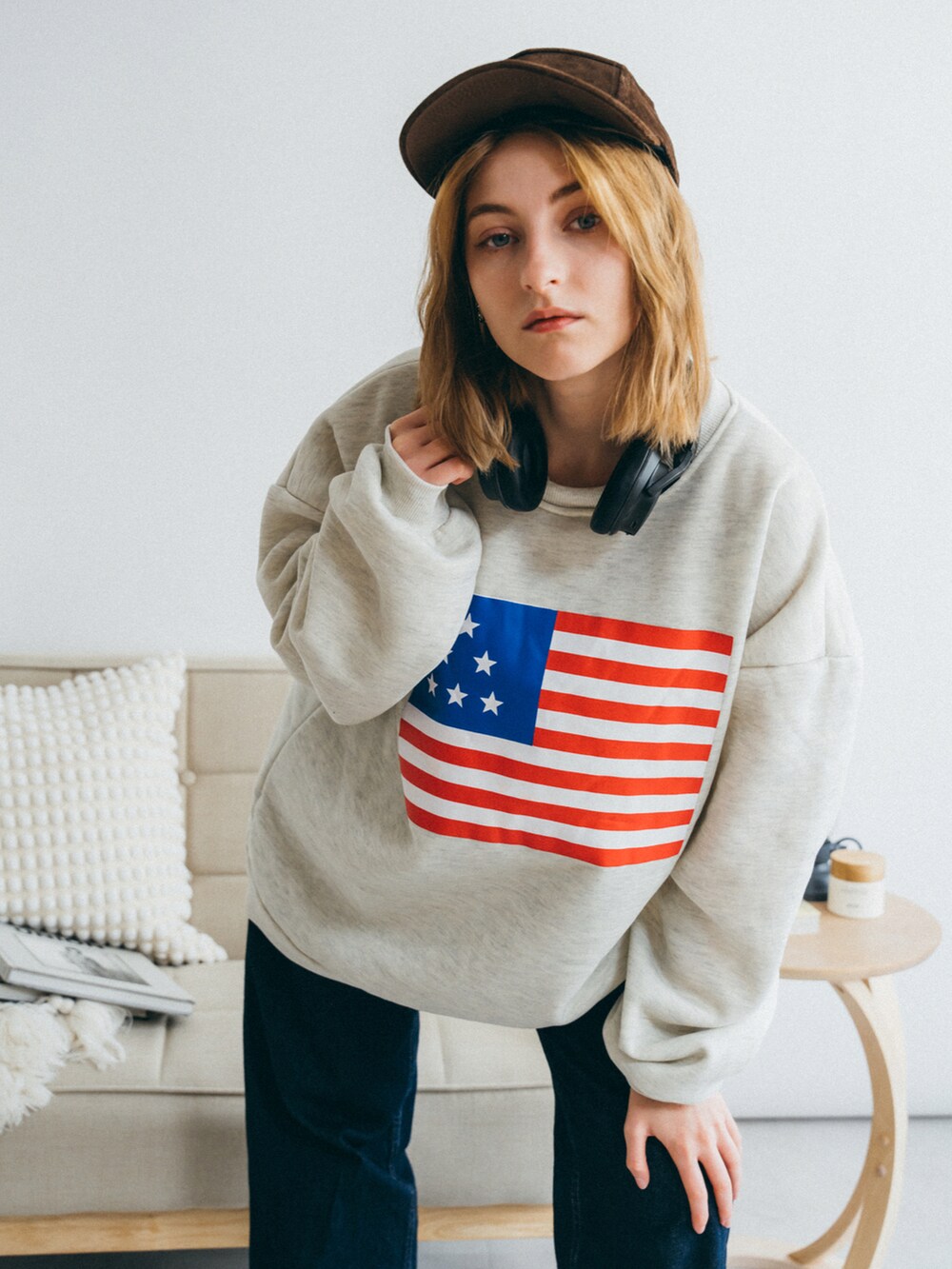 グレー系のスウェットを着用したレディースの秋コーディネートの2枚目の写真