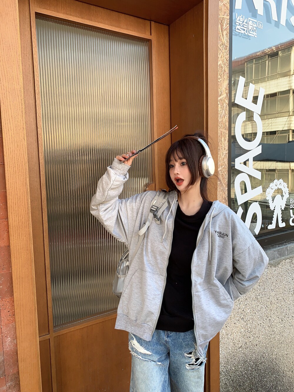 グレー系のパーカーを着用したレディースの冬コーディネートの4枚目の写真