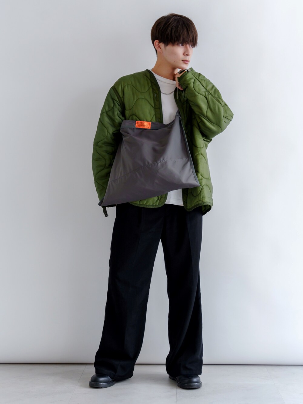 ブラック系のショルダーバッグを着用したレディースの秋コーディネートの4枚目の写真