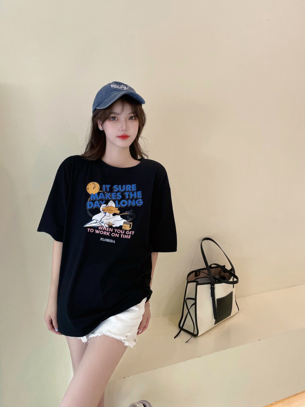 ブラック系のTシャツ/カットソーを着用したメンズの春コーディネートの5枚目の写真