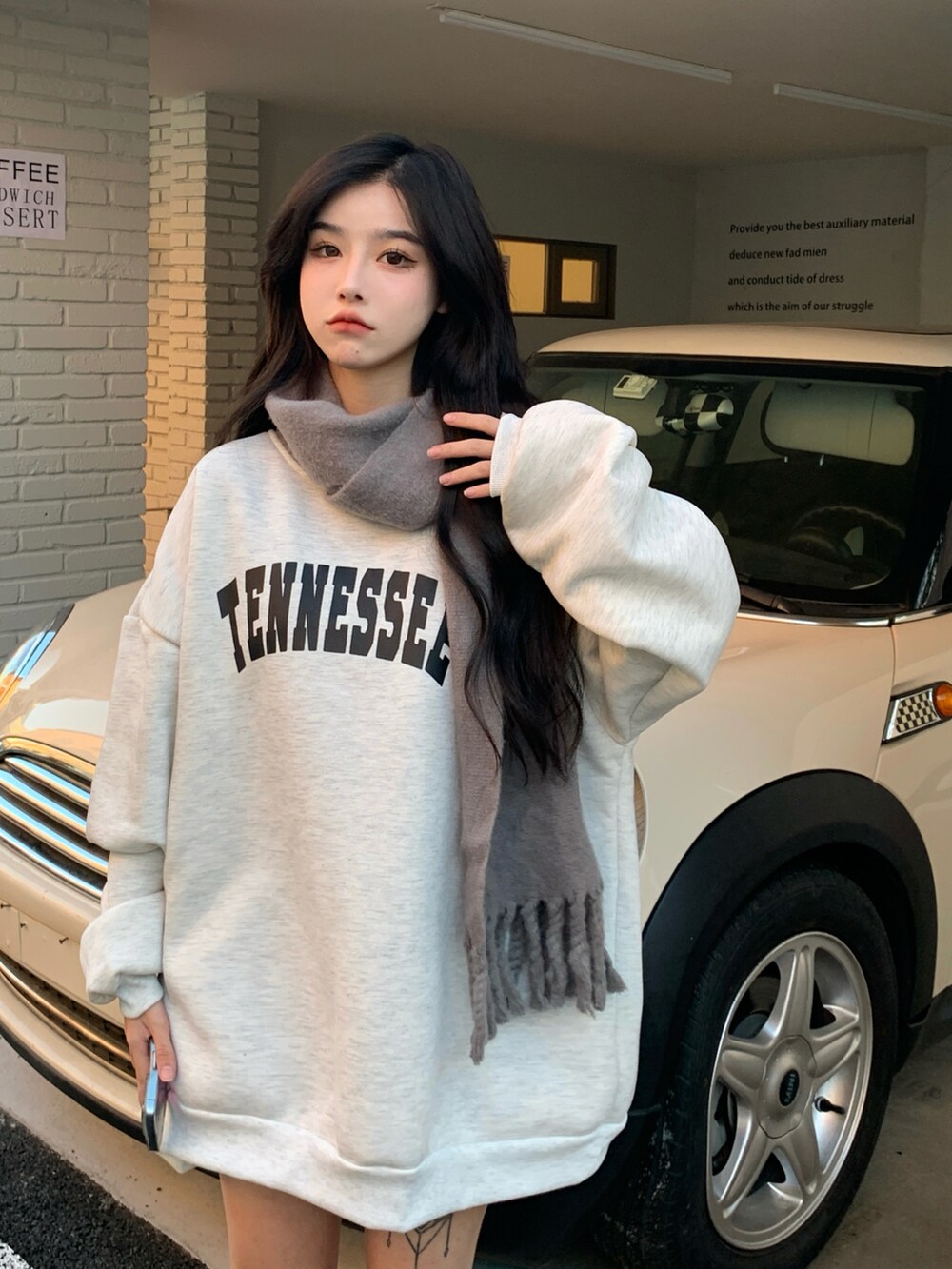 グレー系のスウェットを着用したレディースの冬コーディネートの2枚目の写真