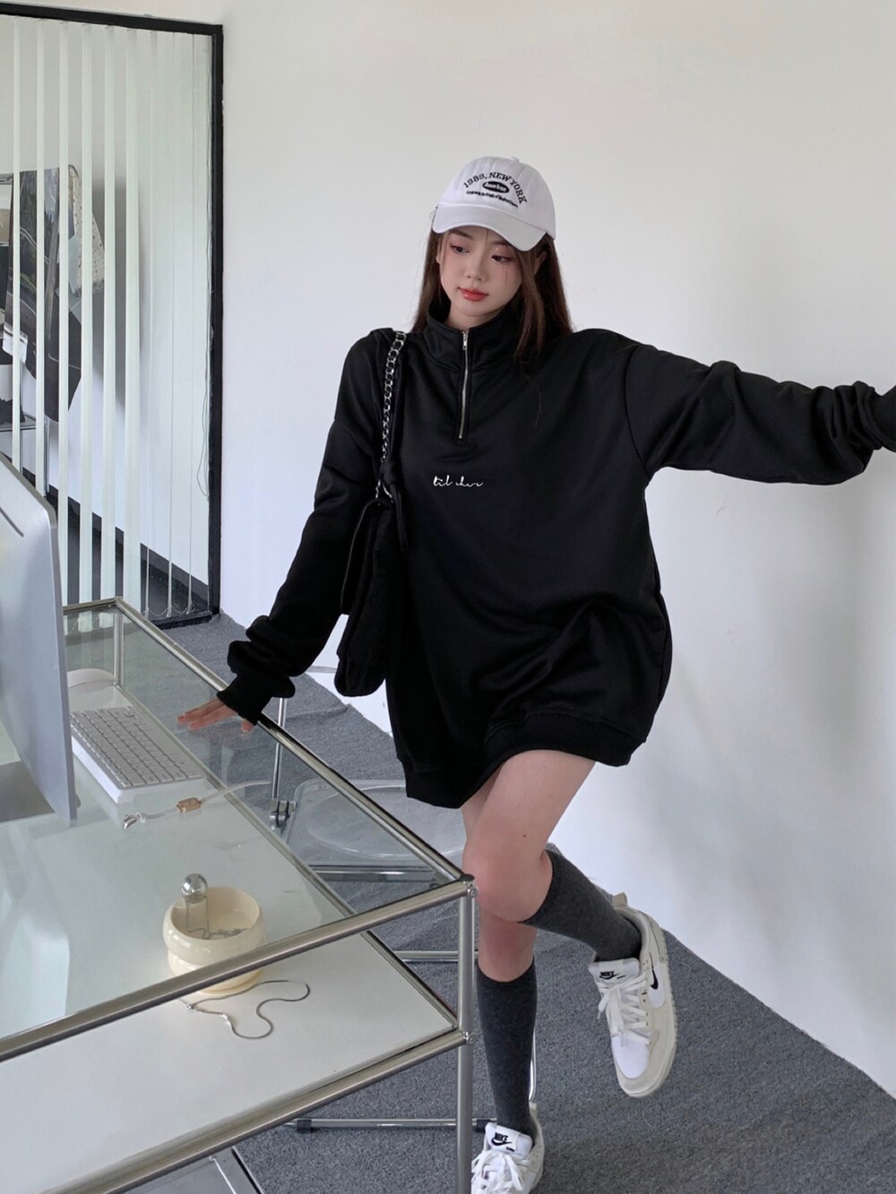 グレー系のスウェットを着用したレディースの秋コーディネートの3枚目の写真