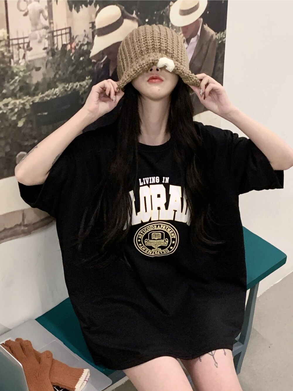 ホワイト系のTシャツ/カットソーを着用したメンズの春コーディネートの5枚目の写真