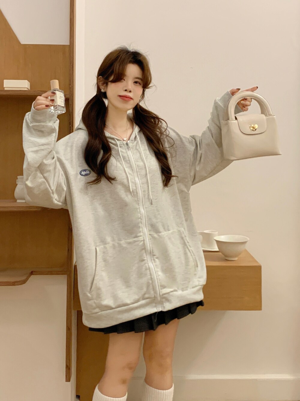 ベージュ系のパーカーを着用したレディースの秋コーディネートの3枚目の写真