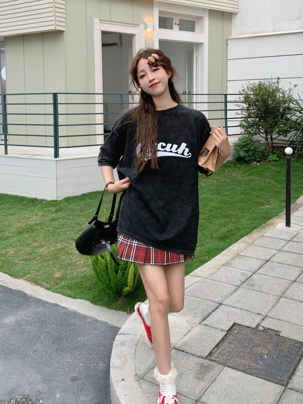 グレー系のTシャツ/カットソーを着用したレディースの春コーディネートの2枚目の写真