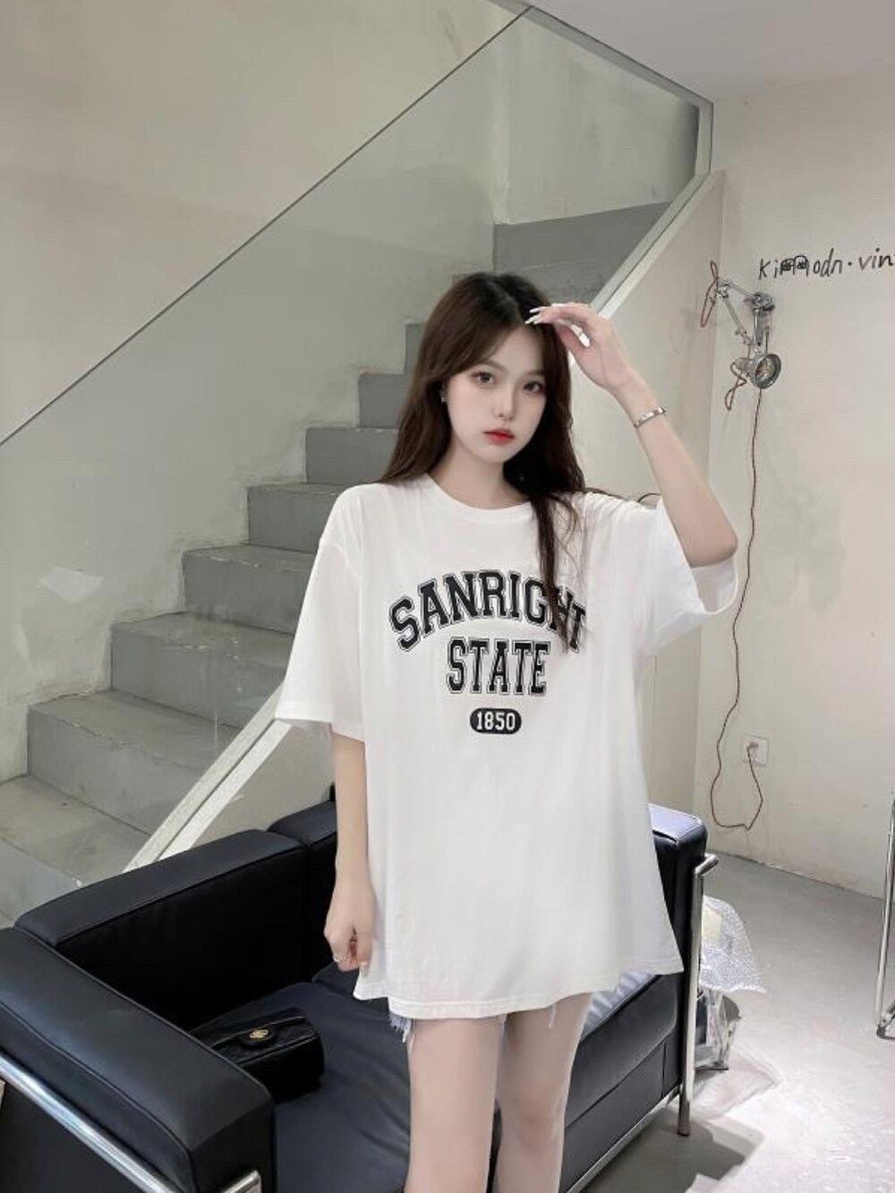 ホワイト系のTシャツ/カットソーを着用したレディースの夏コーディネートの3枚目の写真