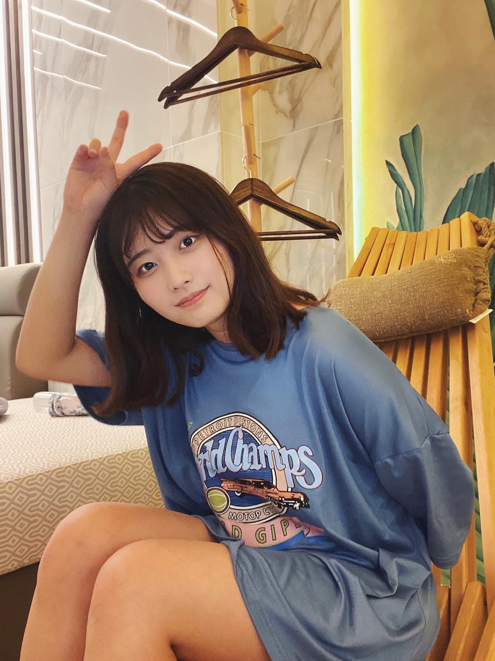 ブルー系のTシャツ/カットソーを着用したレディースの春コーディネートの3枚目の写真