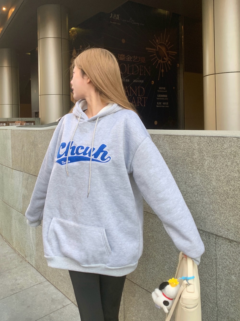 グレー系のパーカーを着用したレディースの冬コーディネートの3枚目の写真