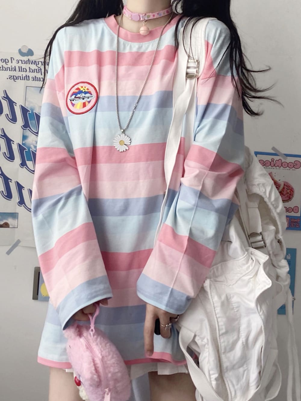 ピンク系のTシャツ/カットソーを着用したレディースの夏コーディネートの4枚目の写真