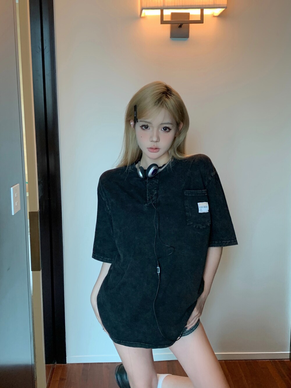 ブラック系のTシャツ/カットソーを着用したレディースの夏コーディネートの5枚目の写真