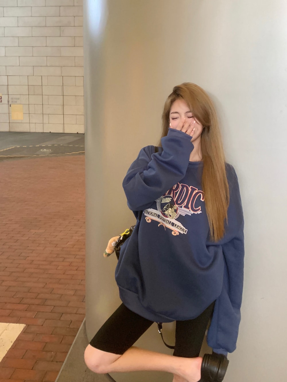 ブルー系のスウェットを着用したレディースの秋コーディネートの4枚目の写真