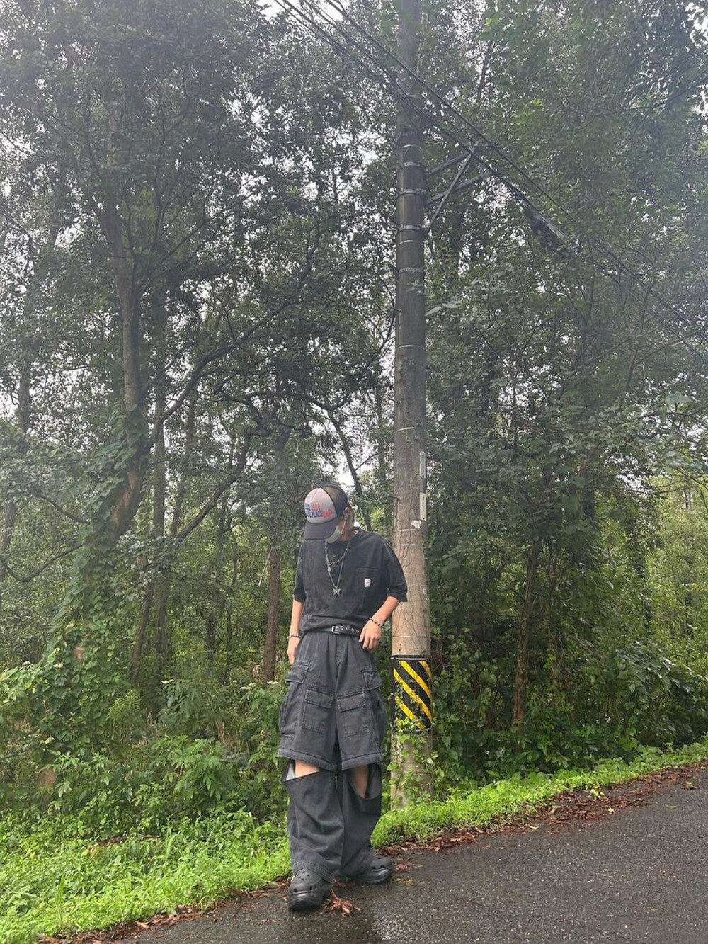 ブラック系のTシャツ/カットソーを着用したレディースの秋コーディネートの5枚目の写真