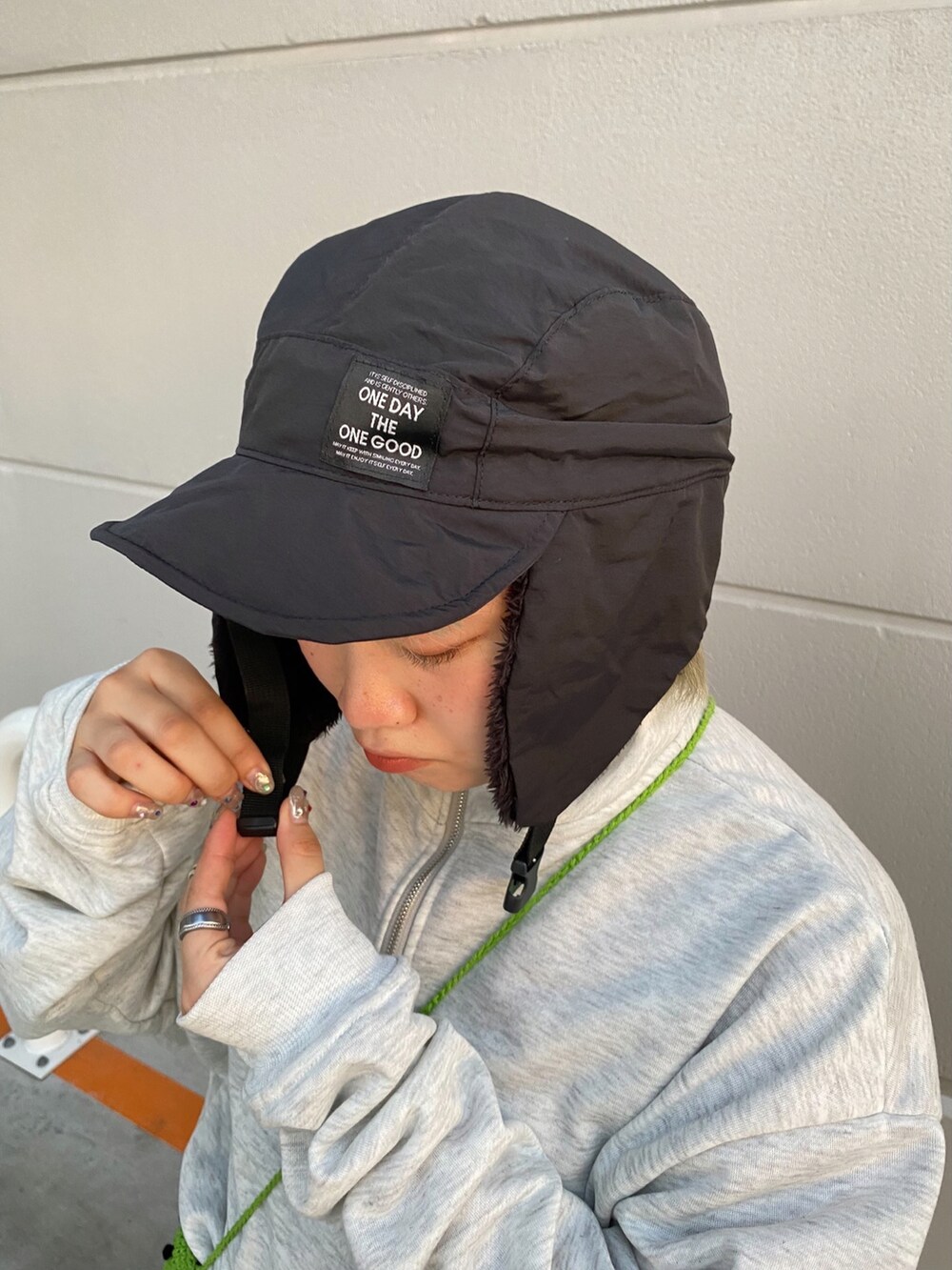 ブラック系のキャップを着用したレディースの秋コーディネートの2枚目の写真