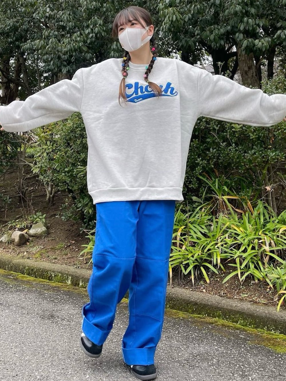 グレー系のスウェットを着用したレディースの冬コーディネートの3枚目の写真