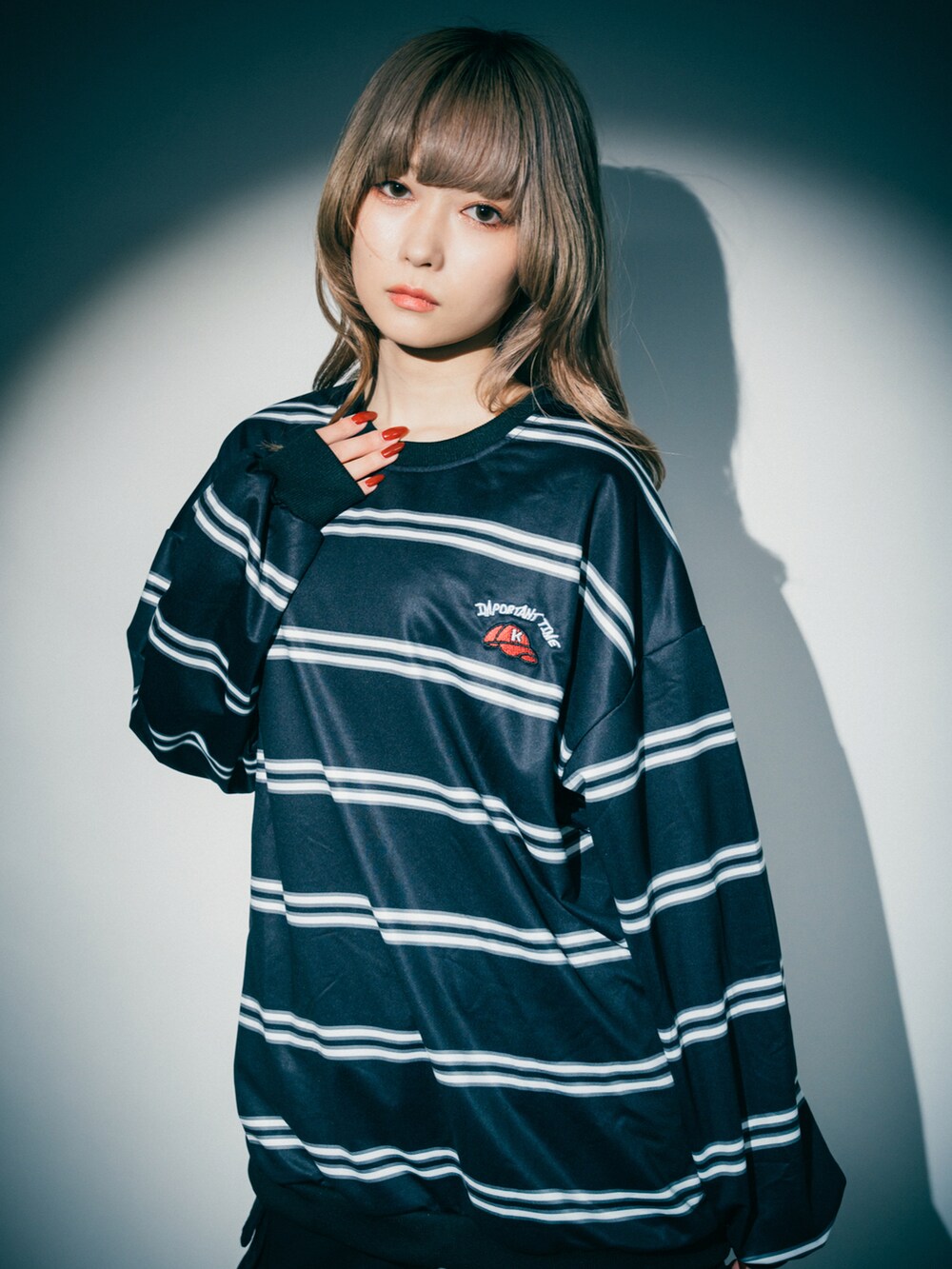 ブラック系のスウェットを着用したレディースの秋コーディネートの2枚目の写真