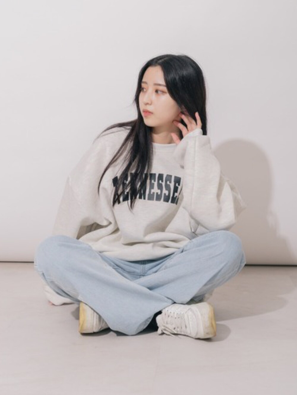 グレー系のスウェットを着用したメンズの冬コーディネートの5枚目の写真