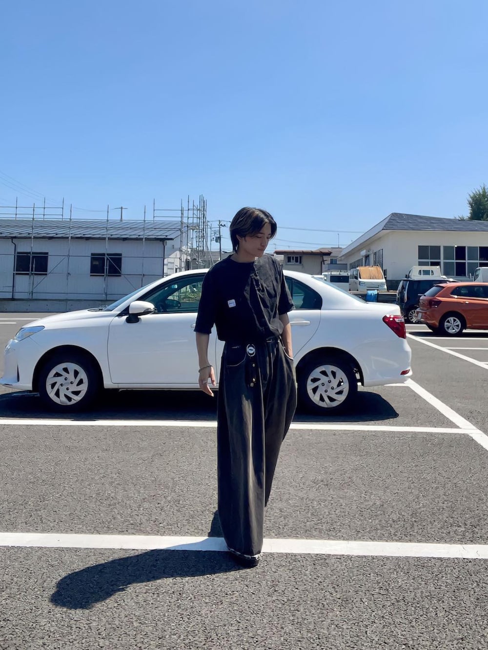 ブラック系のTシャツ/カットソーを着用したメンズの夏コーディネートの3枚目の写真