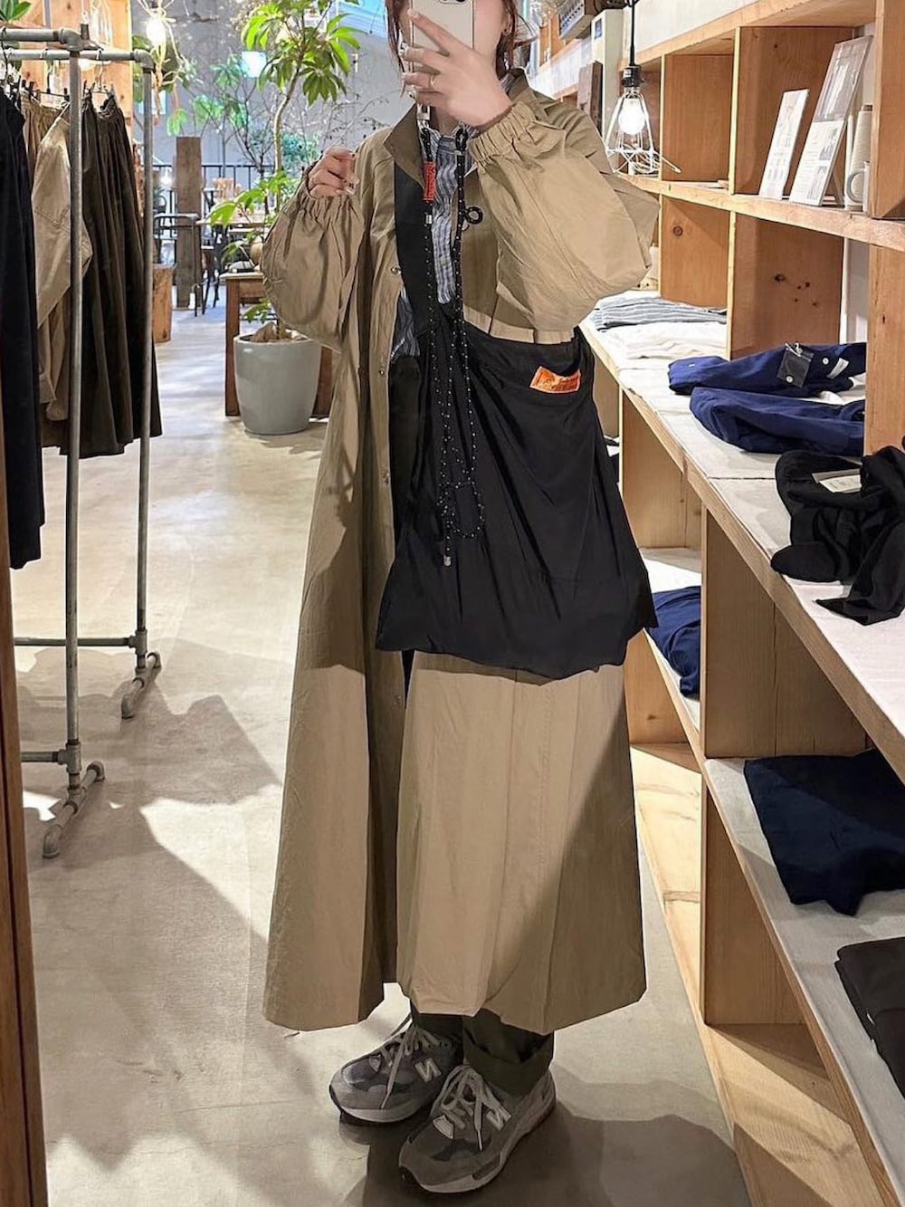 ブラック系のショルダーバッグを着用したレディースの春コーディネートの4枚目の写真