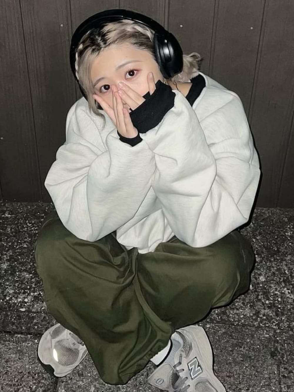 グレー系のスウェットを着用したレディースの冬コーディネートの4枚目の写真