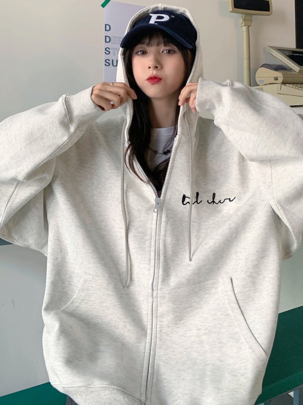 ベージュ系のパーカーを着用したレディースの春コーディネートの5枚目の写真