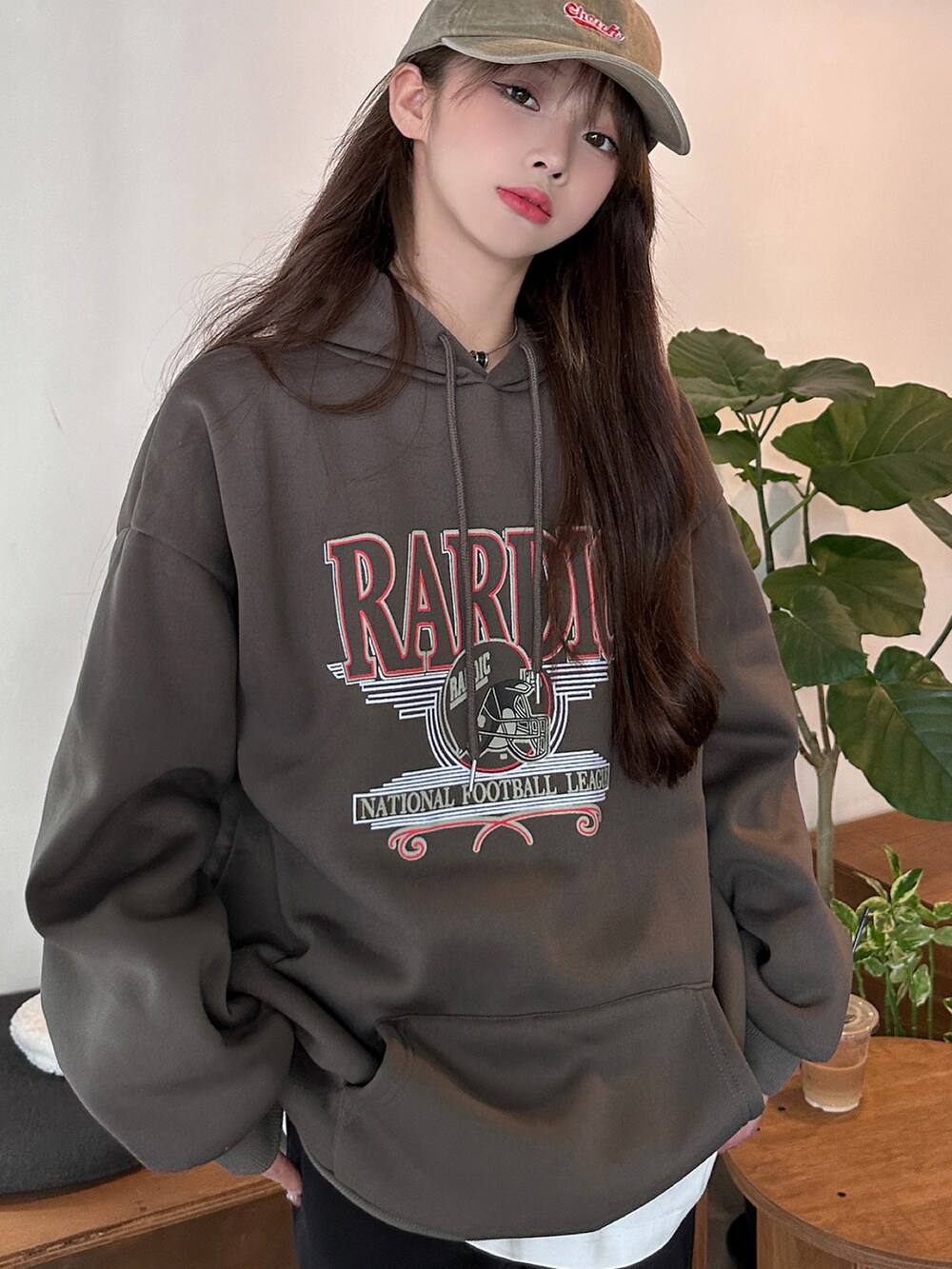 グレー系のパーカーを着用したレディースの秋コーディネートの2枚目の写真