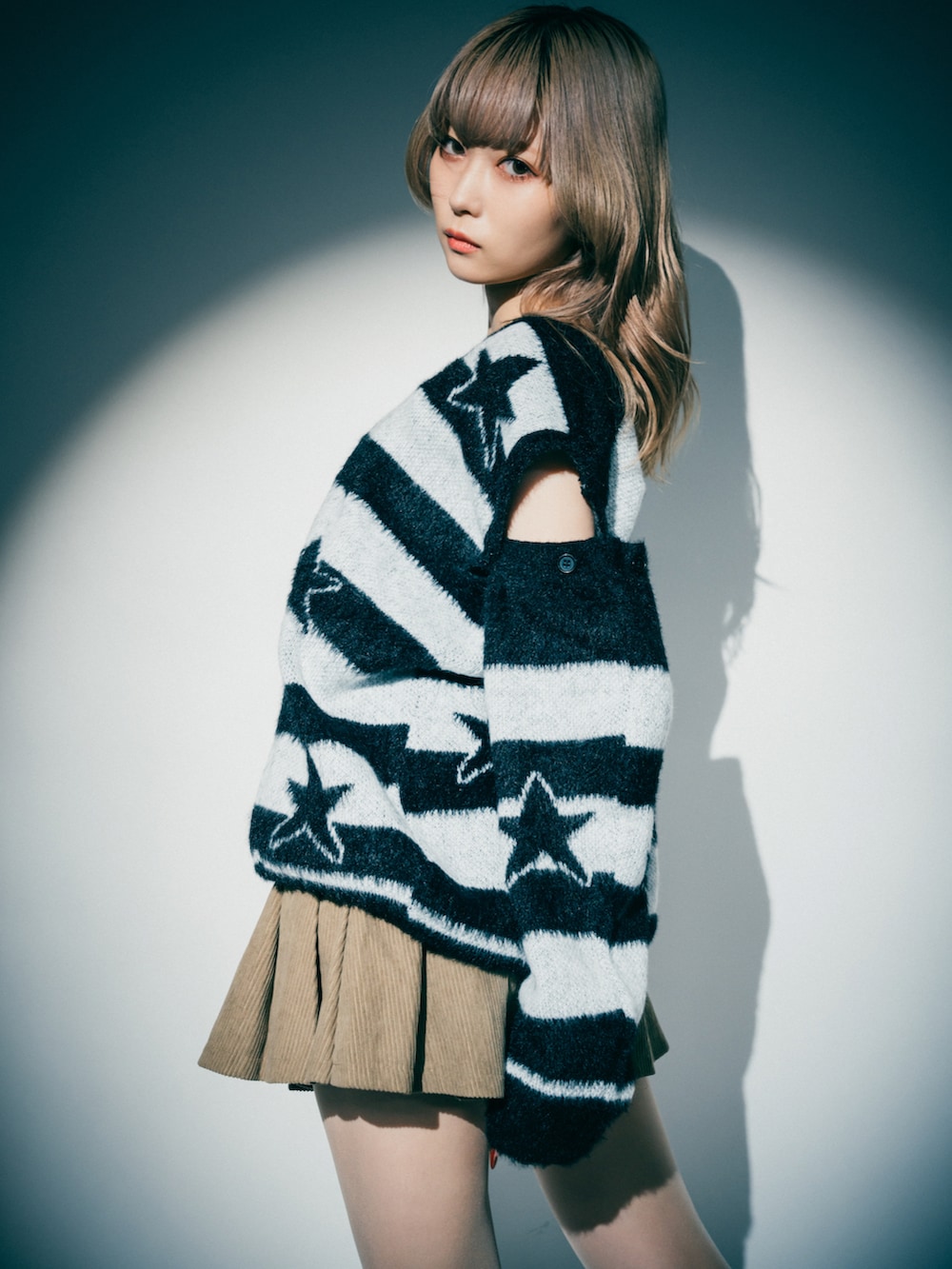 ブラック系のニット/セーターを着用したレディースの秋コーディネートの4枚目の写真