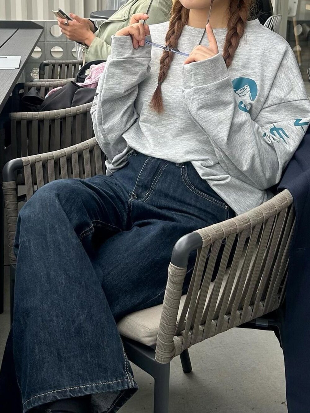 グレー系のTシャツ/カットソーを着用したレディースの春コーディネートの2枚目の写真